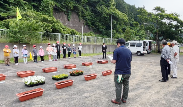 人権の花贈呈式を行いました