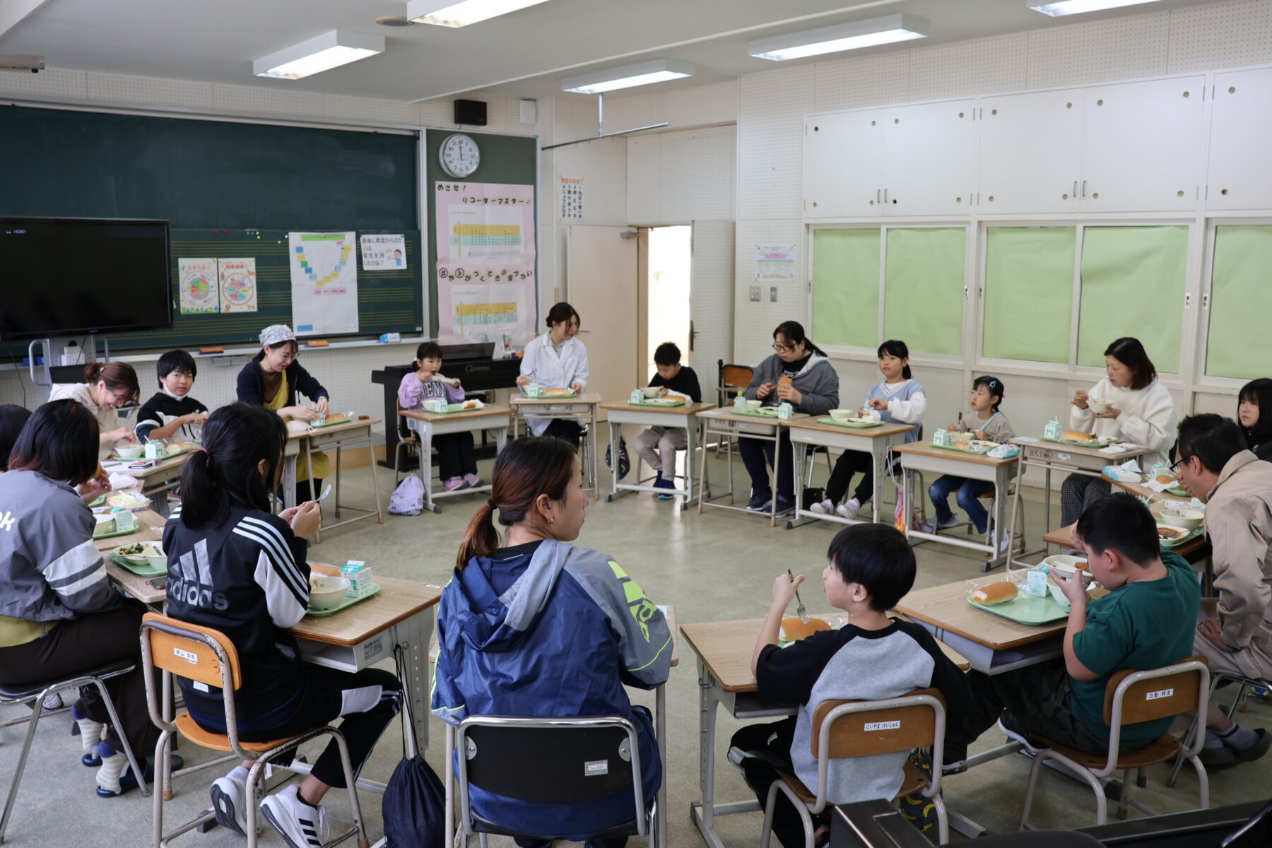 給食試食会を行いました 2枚目写真