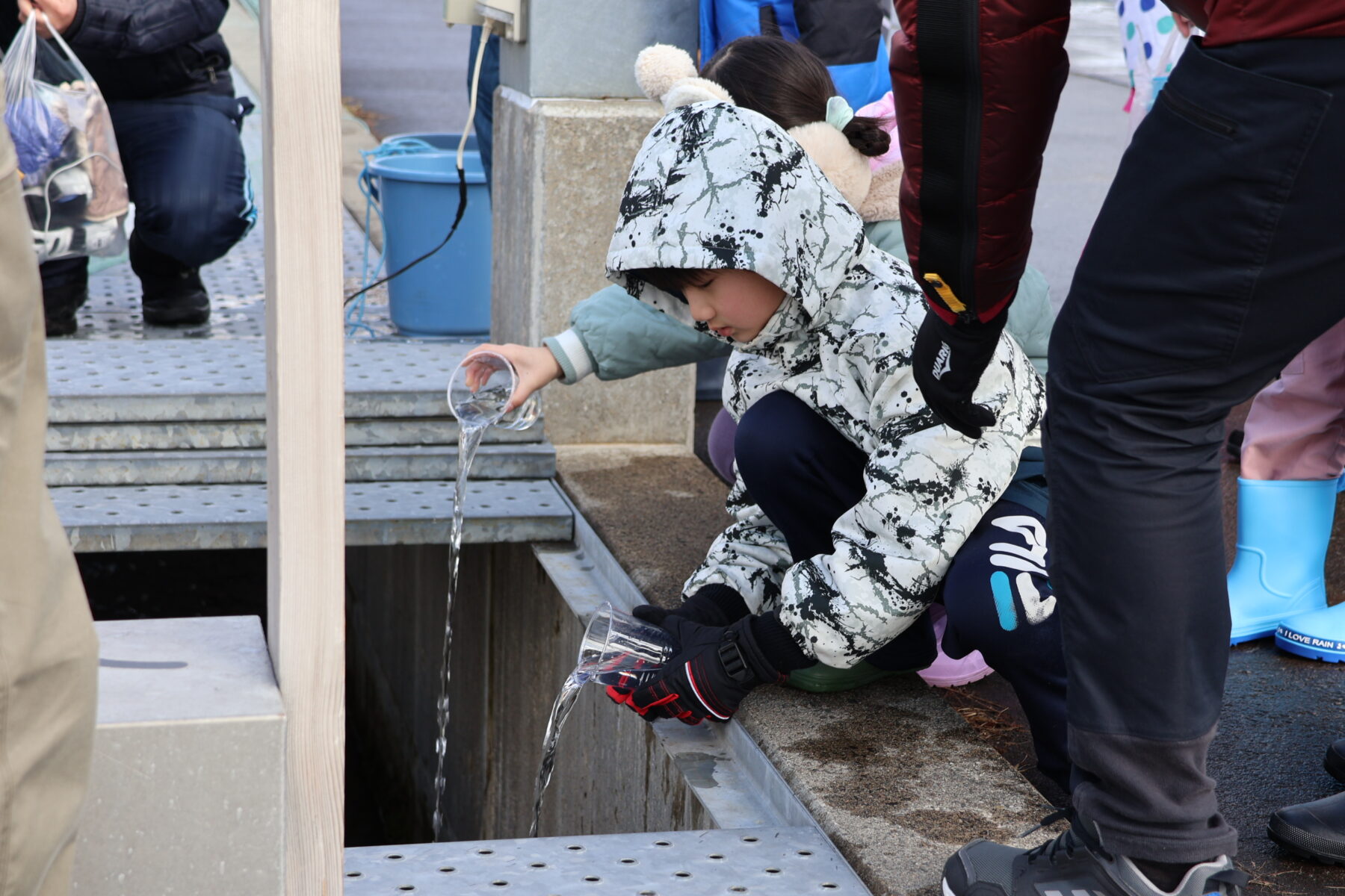 １・２年　サケ稚魚放流 3枚目写真