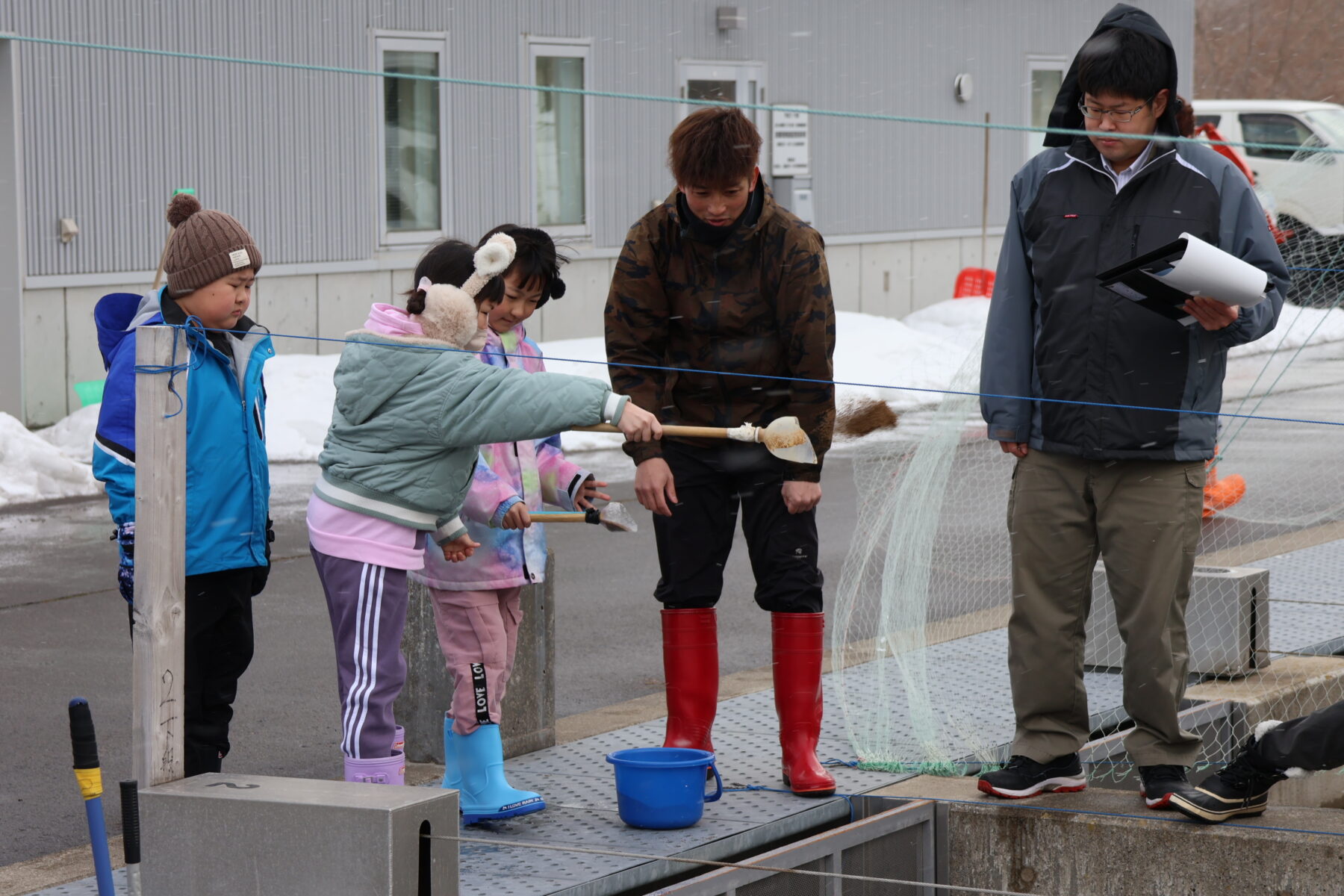 １・２年　サケ稚魚放流 6枚目写真