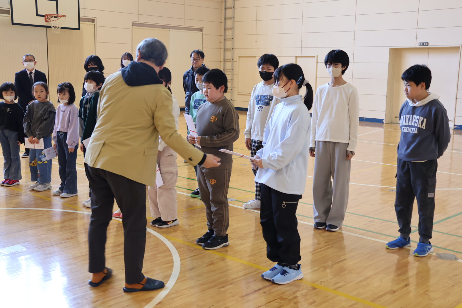 写生会記念手ぬぐい贈呈式 2枚目写真