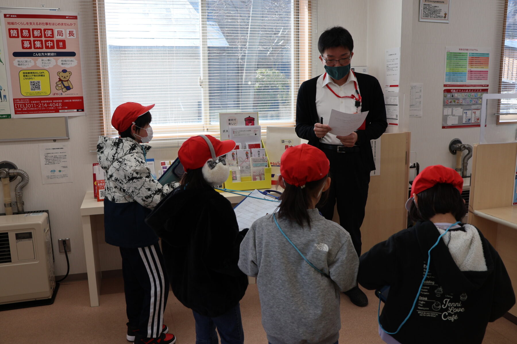１・２年生　郵便局見学 1枚目写真