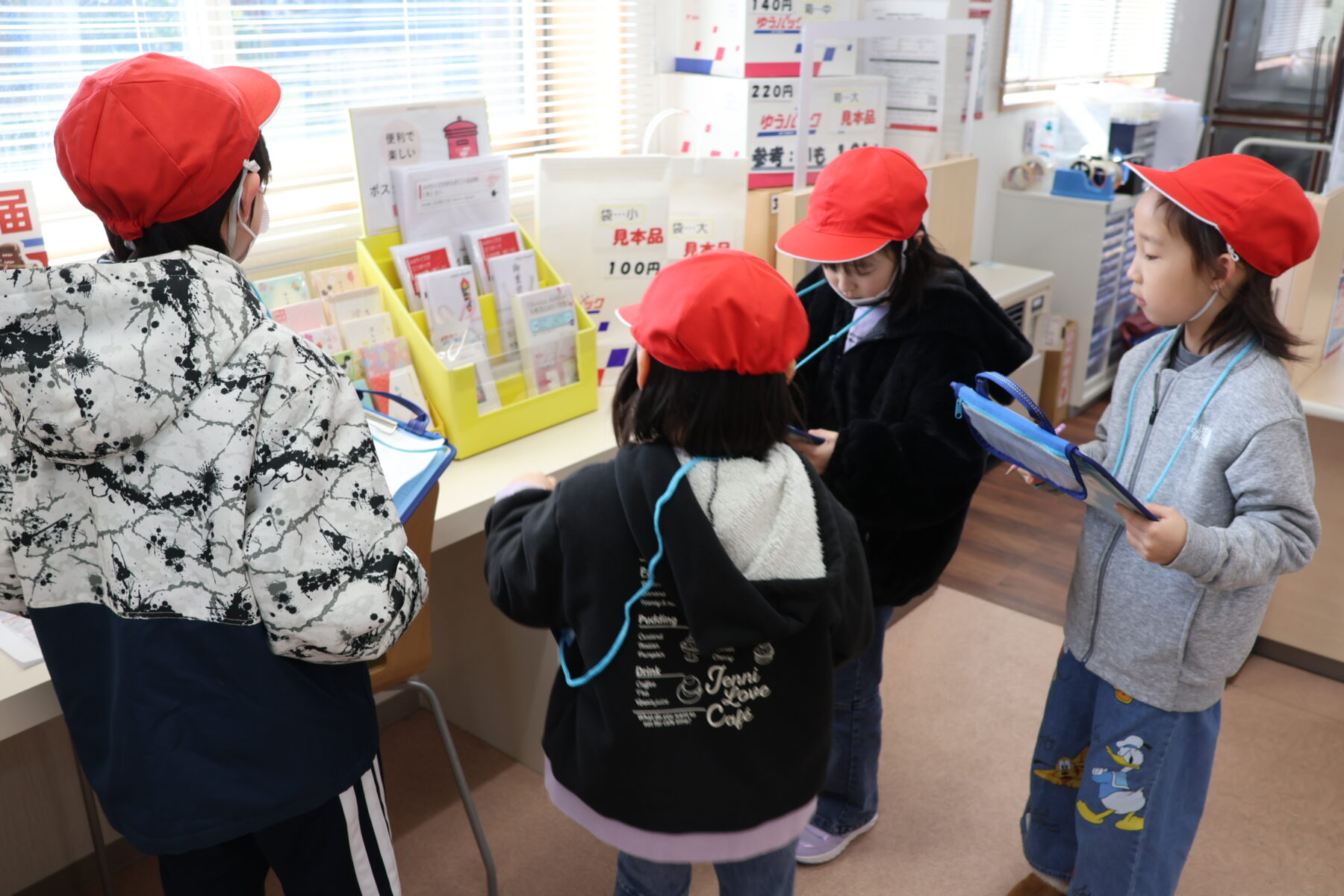１・２年生　郵便局見学 3枚目写真